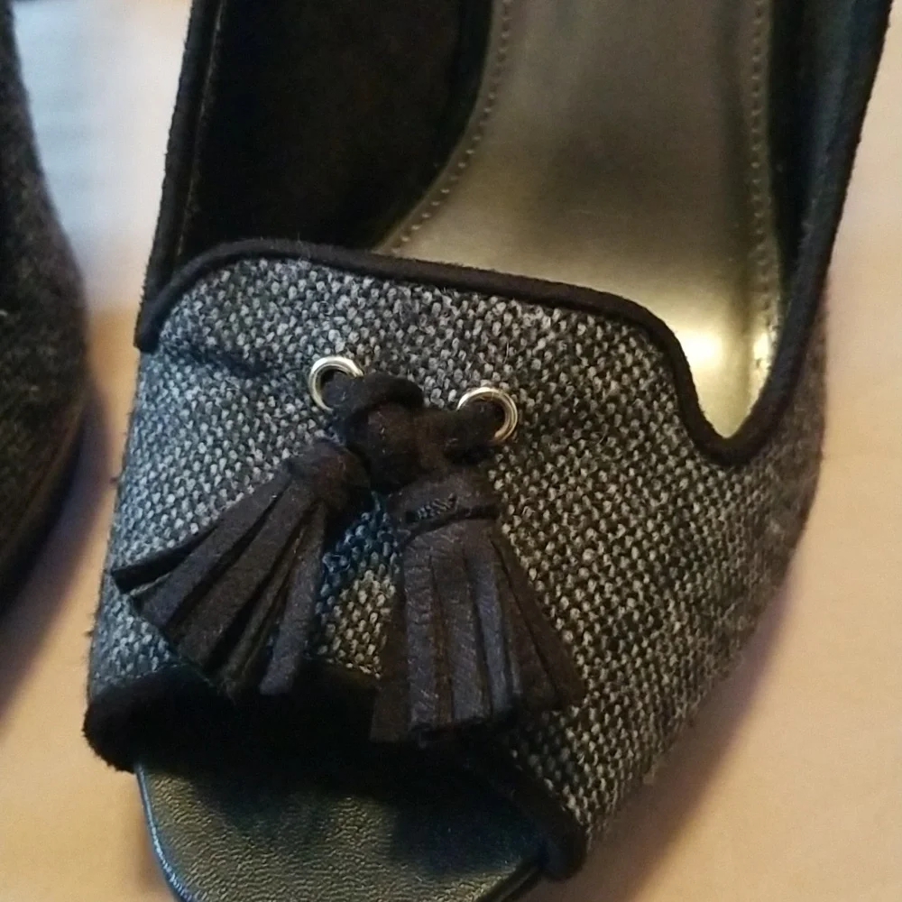 Beautiful, open-toe and tasseled heels - Picture 8 of 8